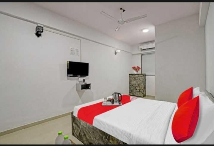 Oyo Hotel Apple Inn Surat Exterior photo