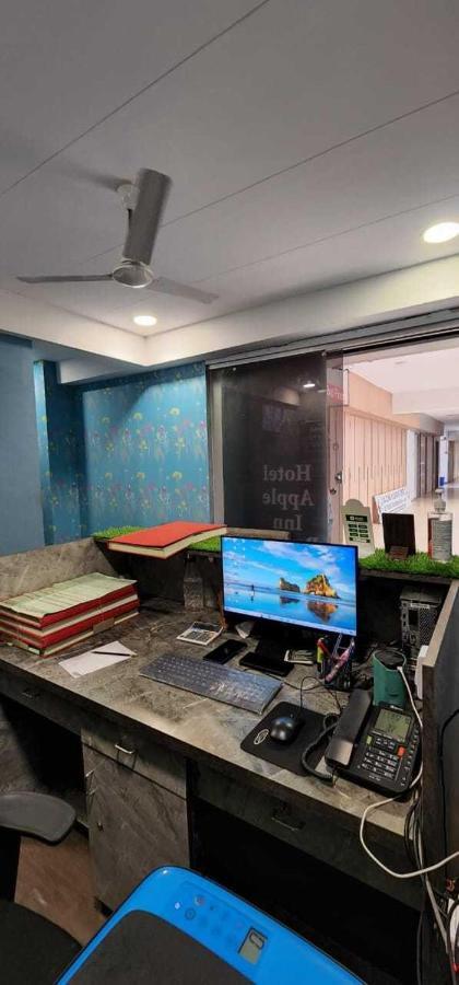 Oyo Hotel Apple Inn Surat Exterior photo